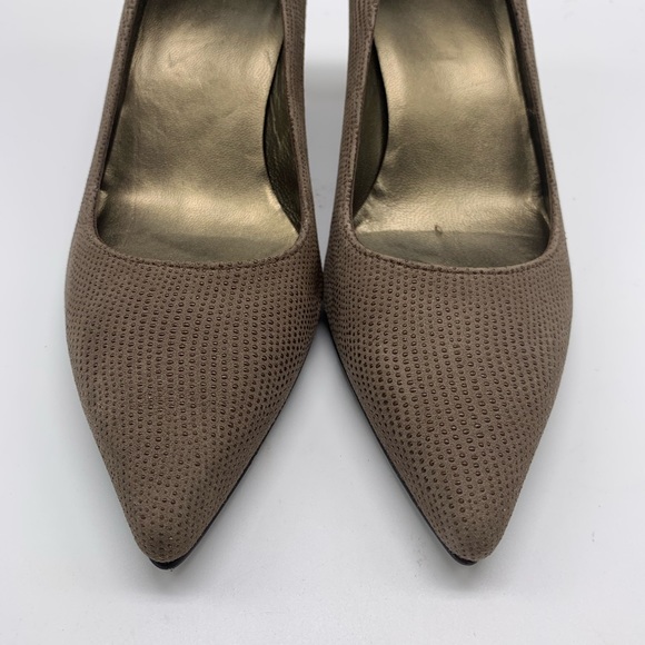 Stuart Weitzman Pointy Toe Textured Gray Taupe 5M - Picture 2 of 8